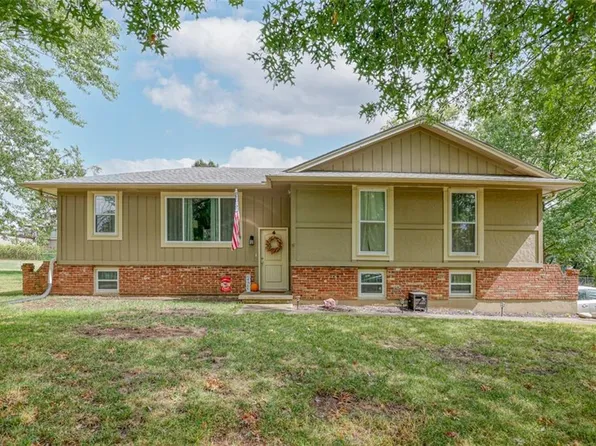 900 Gregory St, Peculiar, MO 64078