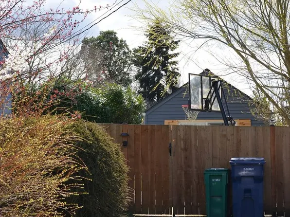 1011 SW 102nd St, Seattle, WA 98146