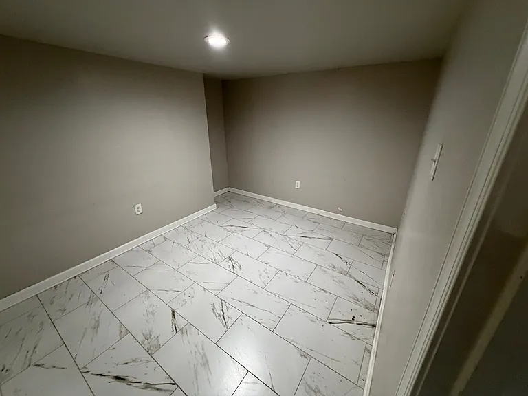 1115 E Upsal St #BASEMENT — Photo 4