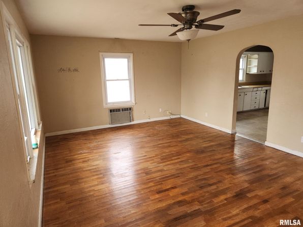 501 S Walnut St, Wayne City, IL 62895