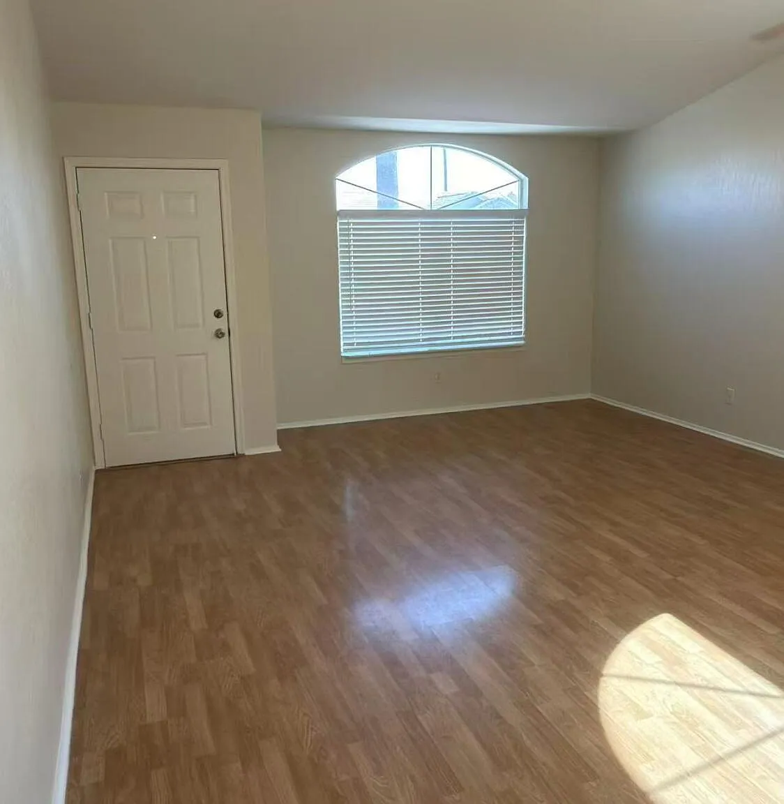 4 bed, 2.0 bath, 1652 sqft, $2,400 — Photo 3