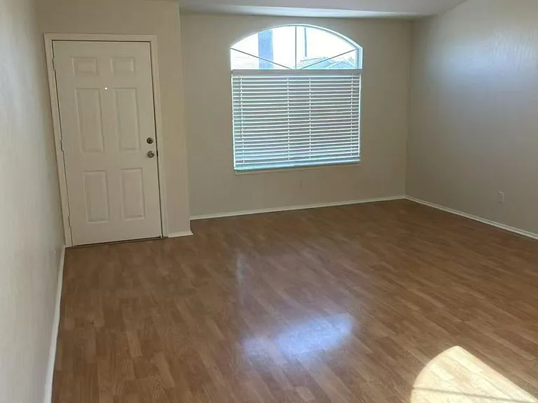 2346 E Devon Ct — Photo 3
