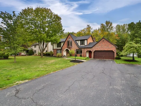 8205 Clarherst Dr, East Amherst, NY 14051