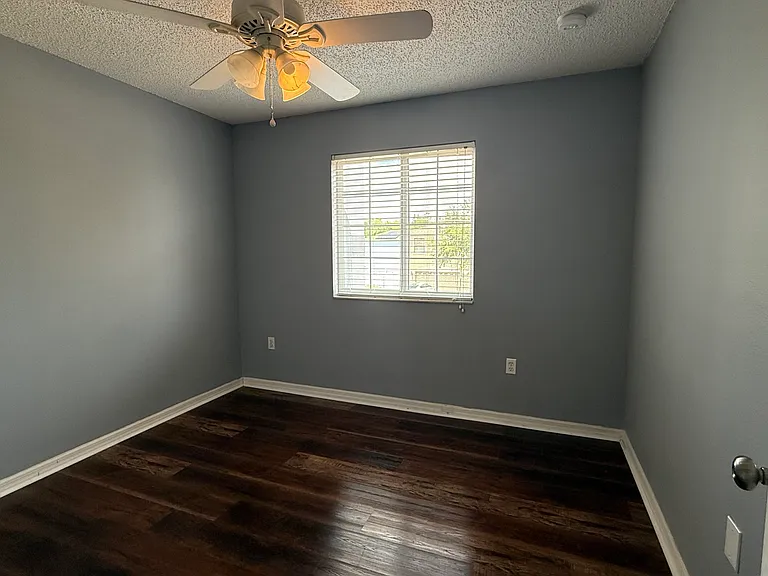 554 Bristol Cir — Photo 32