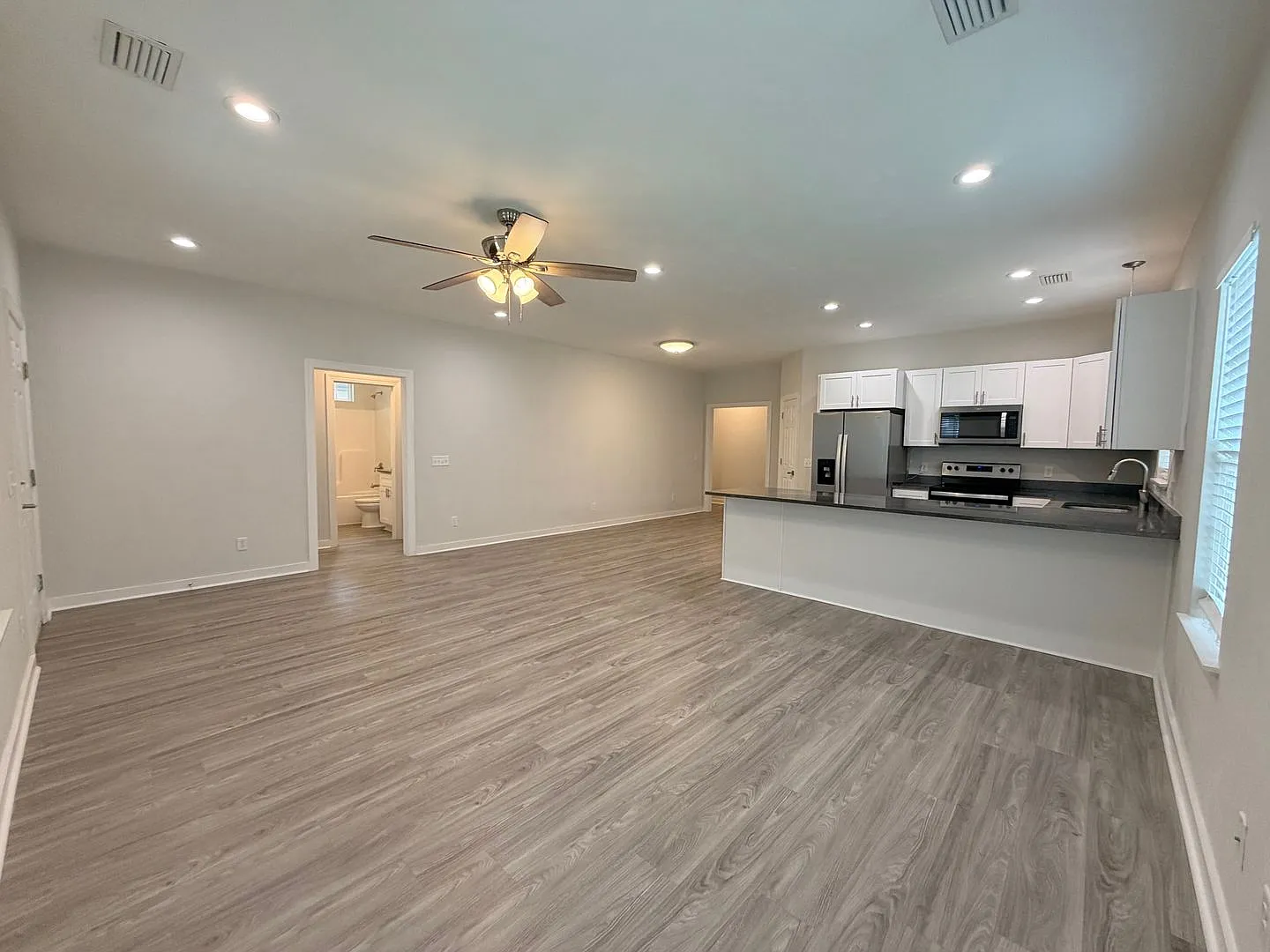 Like New 3BR/2BA Home Near Parks & Lake Jackson | Lawn Care Included — Photo 3