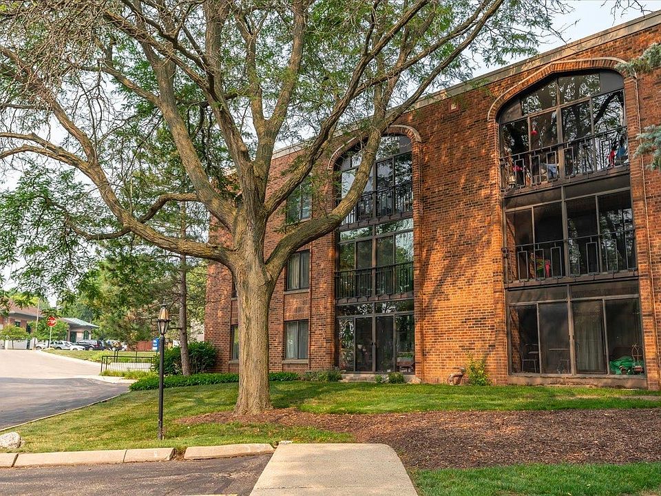 1st image of 325 S Yellowstone Dr APT 220