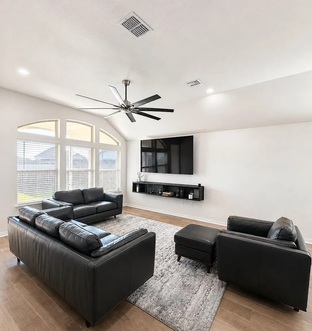 4 bed, 3.0 bath, 2170 sqft, $2,000 — Photo 2