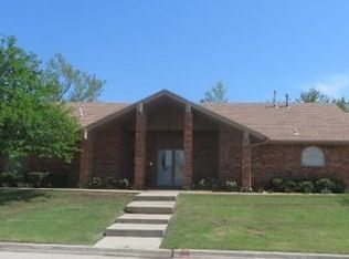 304 SE Camelot Dr, Lawton, OK 73501