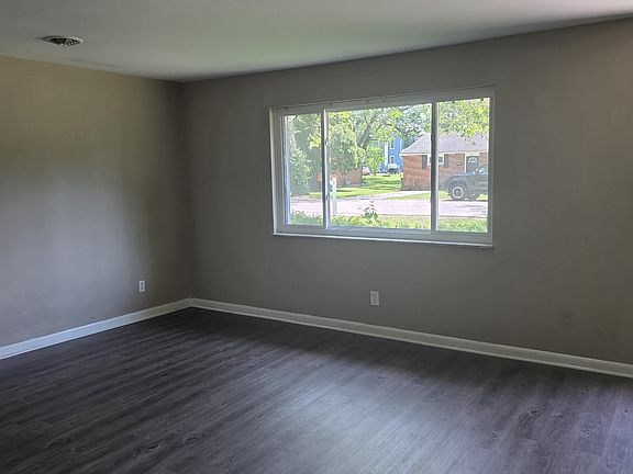 5th image of 112 Elmwood Dr