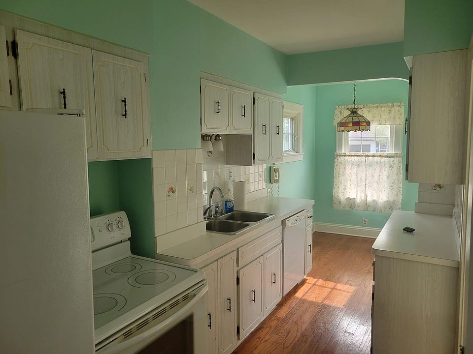 2nd image of 2549 Larchmont Rd