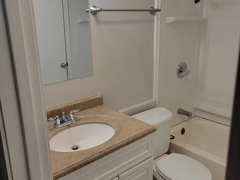 1107 W Cornelia Ave — Photo 6
