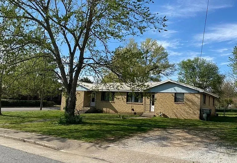 2372 W Holly St — Photo 2