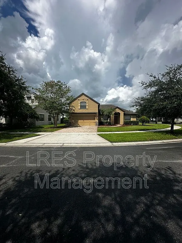 5 bed, 3.0 bath, 2450 sqft, $3,200 — Photo 2