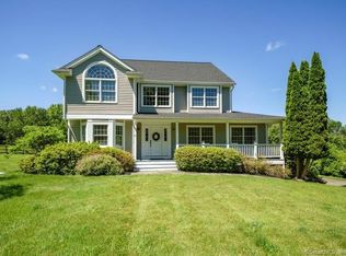 11 Susan Ln, Newtown, CT 06470
