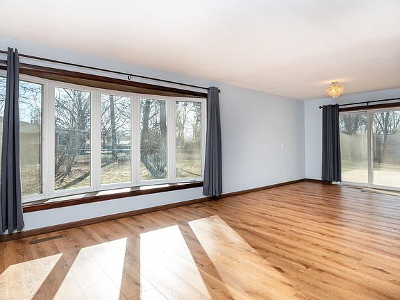 4th image of 107 Brookwood Ct