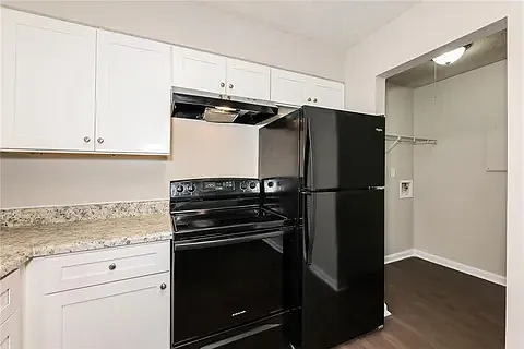 2573 Stratford Ln — Photo 6