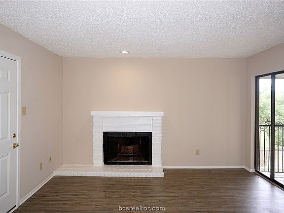 4th image of 1901 Holleman Dr W APT 106
