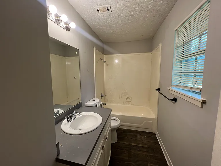 2915 Longwood Dr — Photo 10