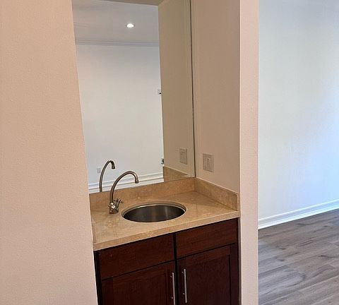 4th image of 1132 S Doheny Dr APT 102