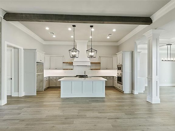5th image of 144 Laura Ln