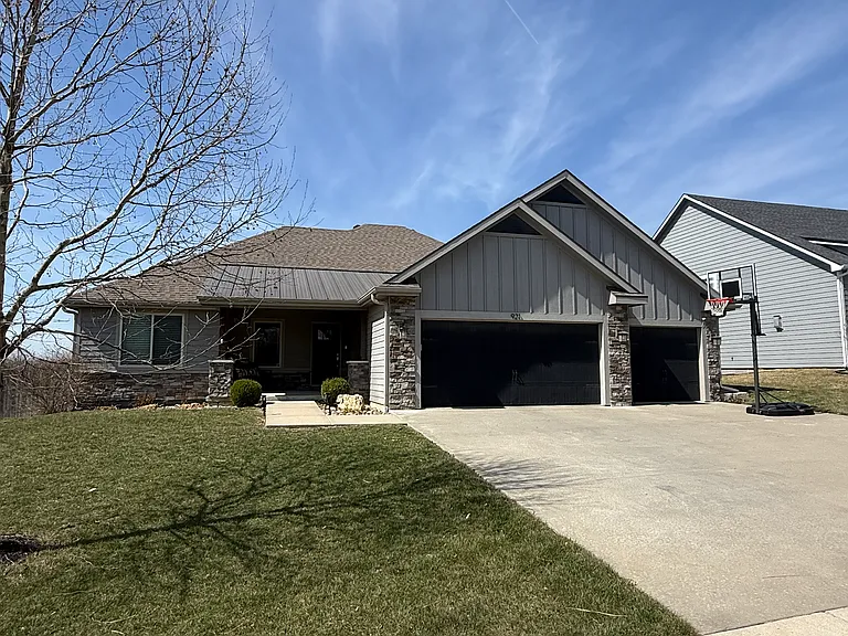 921 Silver Rain Rd — Photo 2