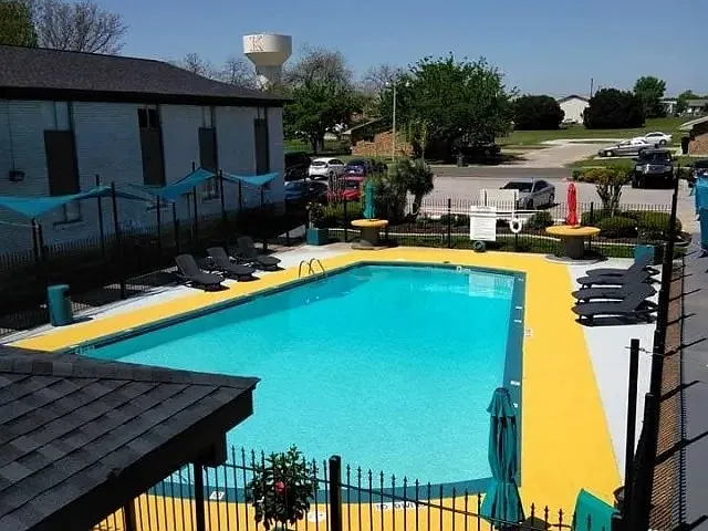 Western Oaks Apartments — Photo 4