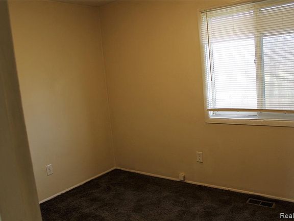 4th image of 46411 Jefferson Ave #12