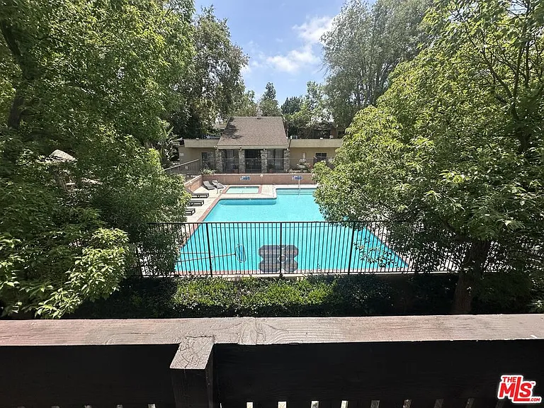 18350 Hatteras St #202 — Photo 9