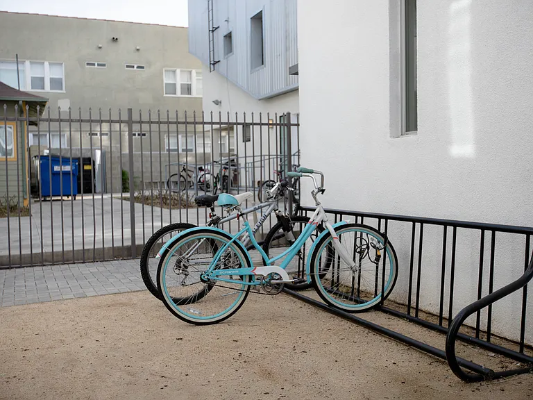 1168 W 36th Pl — Photo 7