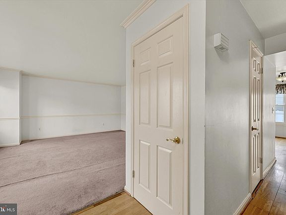 3rd image of 9509 Horn Ave