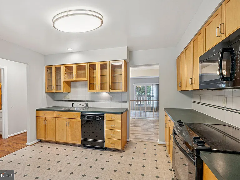 2917 Village Spring Ln — Photo 6