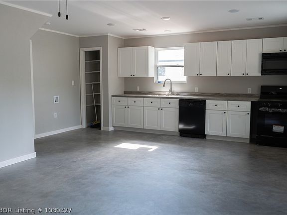 3rd image of 466 N Reveille St