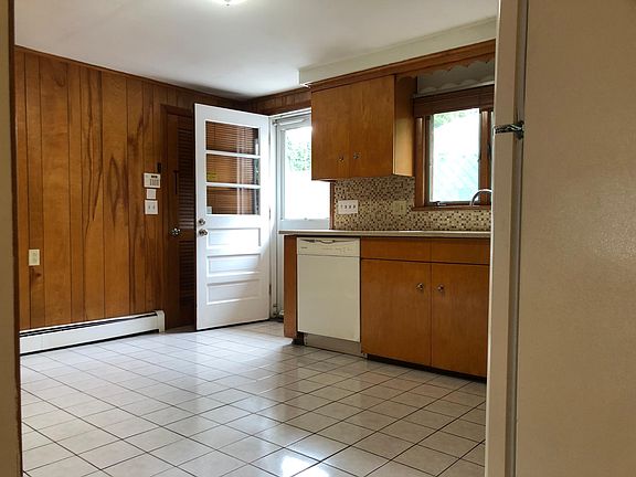 5th image of 560 Oaklawn Ave