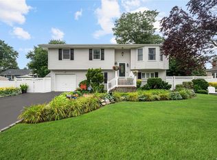 6 Brown Pl, Ronkonkoma, NY 11779