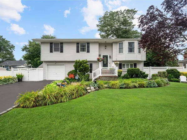6 Brown Place, Ronkonkoma, NY 11779