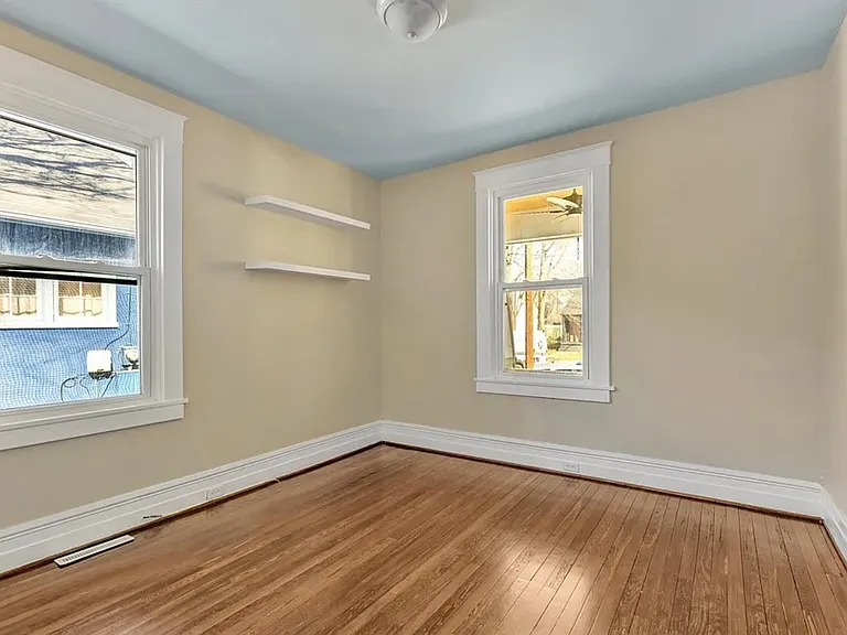214 W Blake Ln — Photo 7