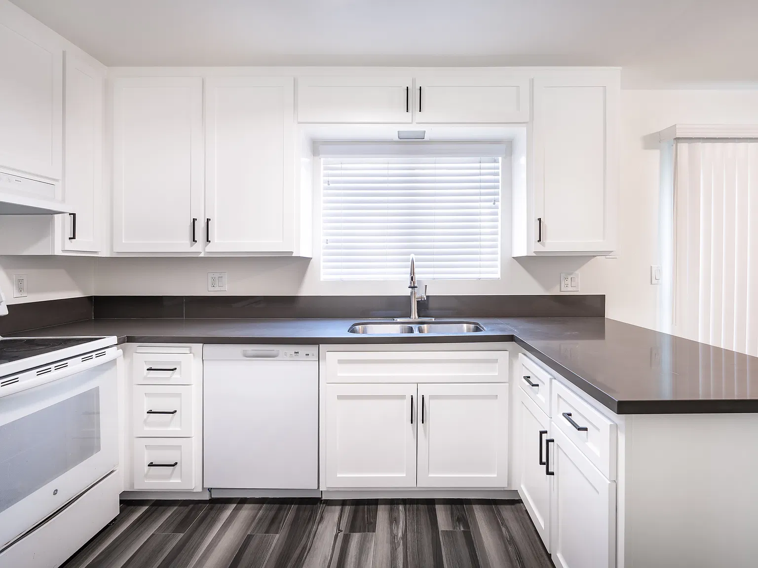 2 bed, 1.5 bath, 1284 sqft, $3,200 — Photo 2