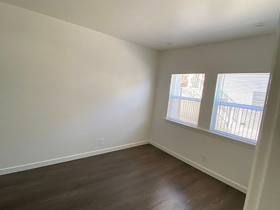 3rd image of 11547 Burbank Blvd #2