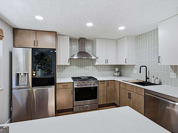 3rd image of 1285 Mission Hills Ct