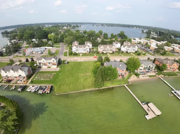 1540 Cass Lake Rd, Keego Harbor, MI 48320