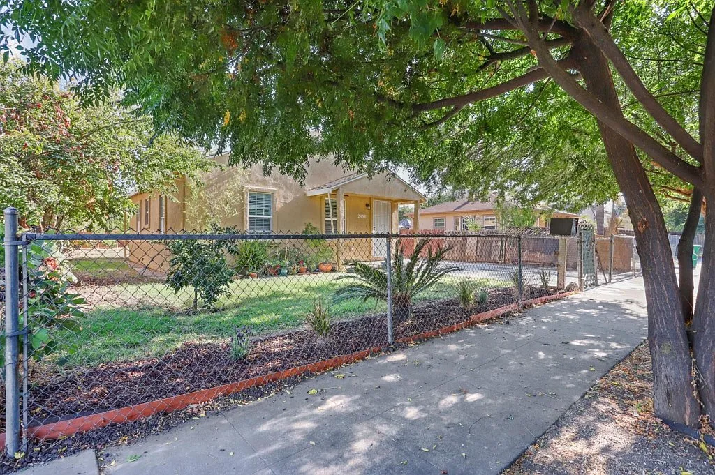 2456 E Sonora St photo 1