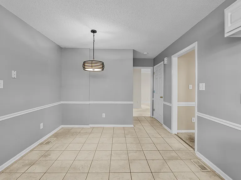 4035 Lenora Dr — Photo 6