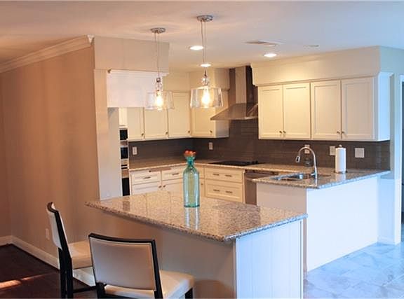 5th image of 215 Essex Pl