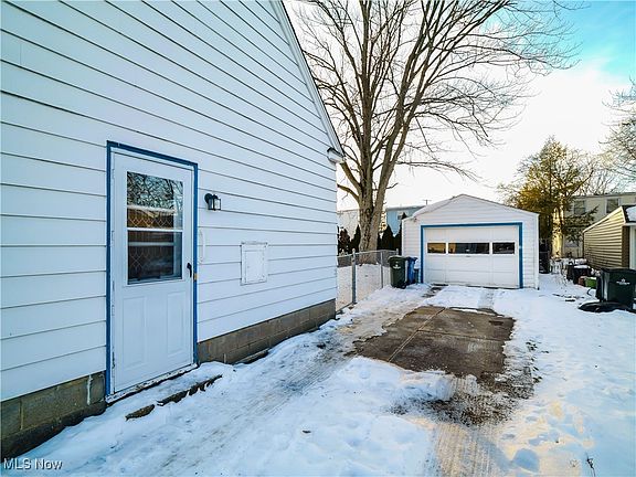 3rd image of 5086 Whitethorn Ave