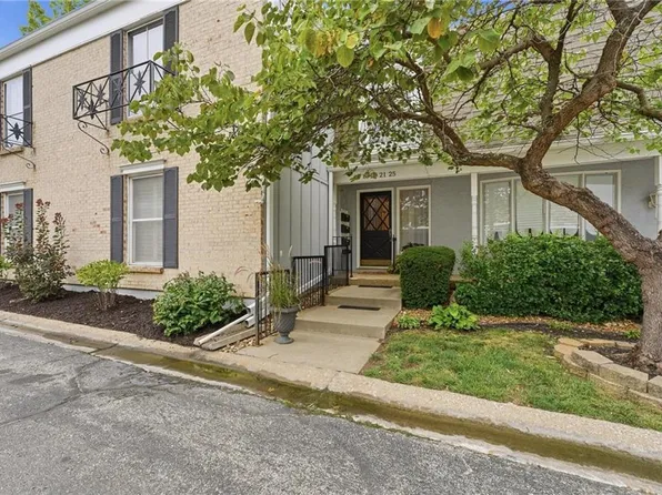 8721 Riggs Ln, Overland Park, KS 66212