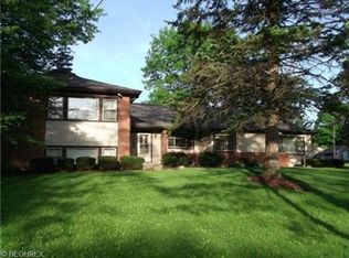 255 Oak Knoll Dr, Hubbard, OH