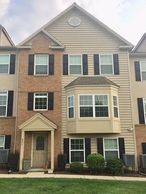 3 bed, 2.5 bath, 2400 sqft, $2,800 — Photo 1