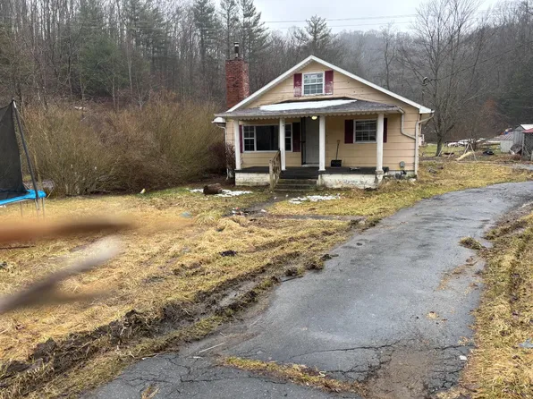 2115 Tams Hwy, Sophia, WV 25921