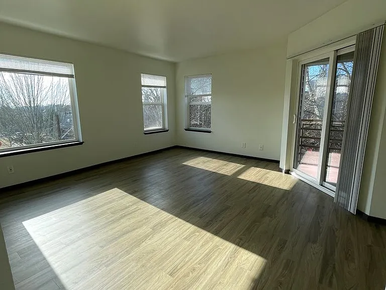 6040 Cali - Spacious 1 & 2 Units | Washer/Dryer | Private Balcony | Lots on Natural Light — Photo 38