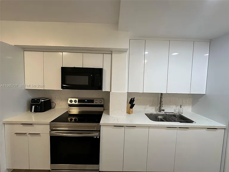 10900 SW 104th St #322 — Photo 6